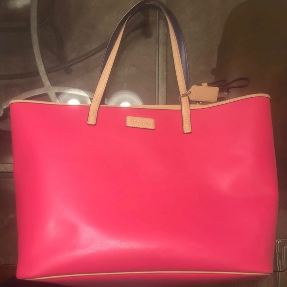 Like new Coach tote, perfect for spring or summer